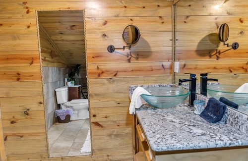 Tyler Cabin | NEW LISTING! The Barn Loft (1-Bedroom Cabin) by RedAwning