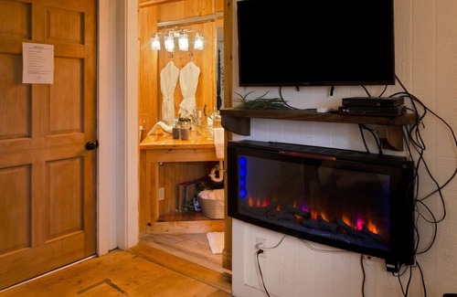 Tyler Cabin | NEW LISTING! The Lazy Squirrel (1-Bedroom Cabin) by RedAwning
