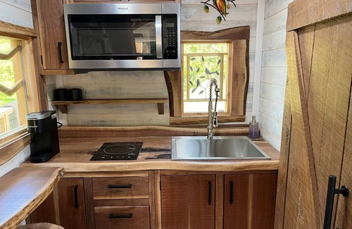 Malaga Cabin | -New Listing- The Royal Roost Treehouse at Owl Hollow is a unique treehouse.