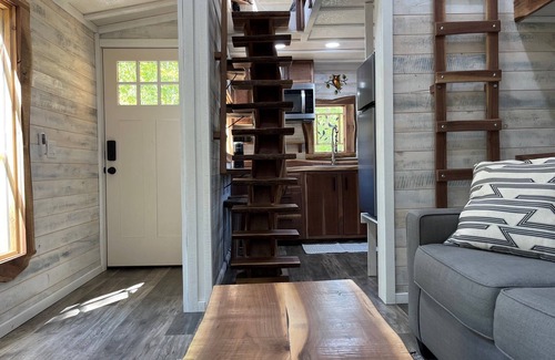 Malaga Cabin | -New Listing- The Royal Roost Treehouse at Owl Hollow is a unique treehouse.