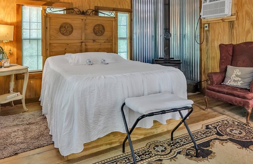 Tyler Cabin | NEW LISTING! The Tree House (1-Bedroom Cabin) by RedAwning
