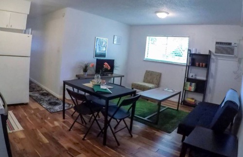 Johnston Terrace House | New Listing! Thrifty & Functional 2 BD near AUS and downtown