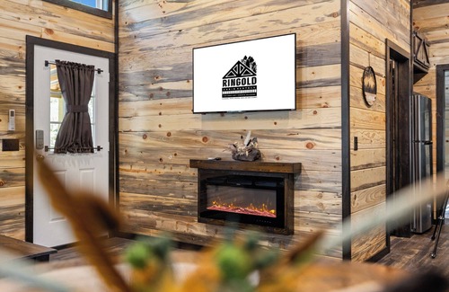 Ringold Cabin | NEW LISTING Tiny cabin, full kitchen, private back deck, fire pit, near lake