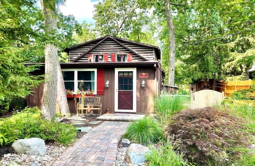 Medford Lakes House | *New Listing to Vrbo* Lovely Lakefront Log Cabin in Medford Lakes