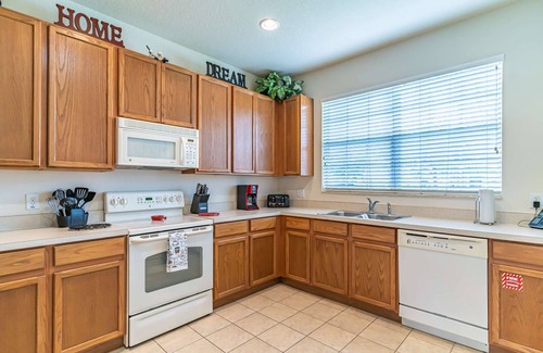 Trafalgar Village House | New Listing! Trafalgar Village Resort, 10mi to Disney & 20mi to Universal - IT880