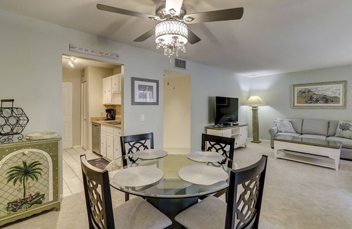 Harbour Town Condo | New Listing Wonderful Luxury updated 1 BR Harbourtown Beach Gear & Bike Rentals