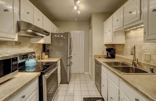 Harbour Town Condo | New Listing Wonderful Luxury updated 1 BR Harbourtown Beach Gear & Bike Rentals