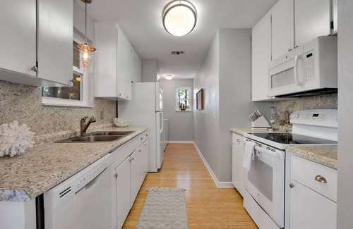 Alligator Point House | New Listing! Waterfront, Tiki Hut, Elevatorn