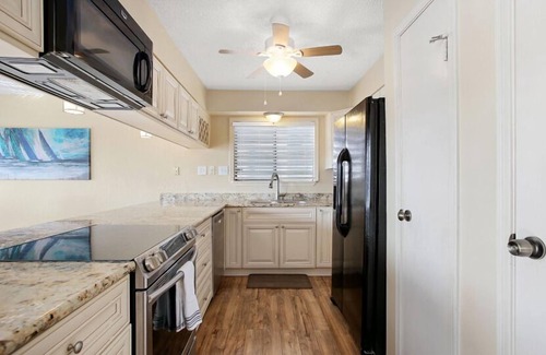 Hitchcock House | New Listing! Waterfront Home on Tiki Island, Only 5 Miles to Galveston-Tiki Retreat