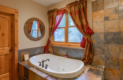 Alpine House | *New Listing* Woodland Chalet ~ Outdoor Adventures