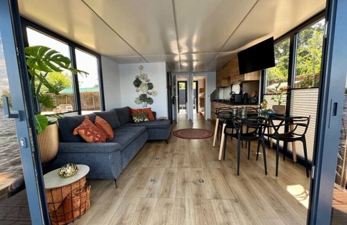 Baambrugse Zuwe Apartment | NEW - Little Asia - Houseboat on a lake near Amsterdam with Sauna