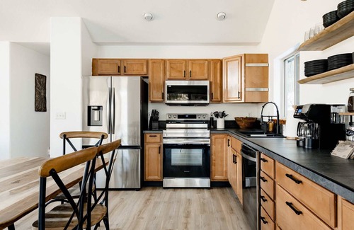 Bailey House | New! Lodge & Dome Theater/Yoga Studio + Hot Tub
