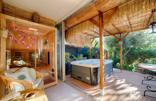 Carqueiranne Apartment | NEW: LOFT for 2 with SAUNA and JACUZZI on garden level near the SEA