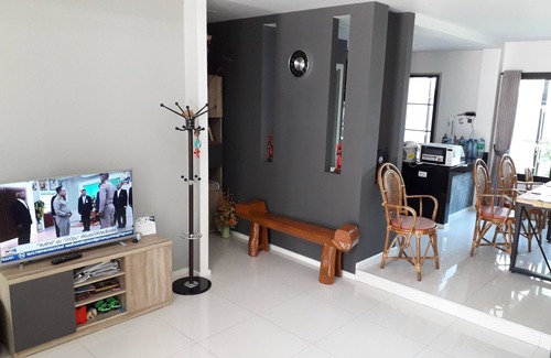 Ban Waen House | New loft modern home, the 3 storey 2 bedroom 3.5 bathroom with balcony & kitchen