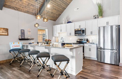Branson Theater District House | New Log Cabin, Free Local Attraction Tickets Daily, Ozark Views, Cmty Amenities!