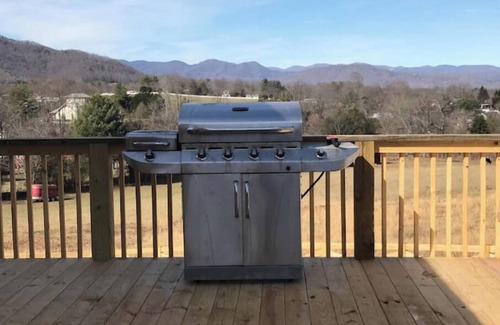 Asheville Cabin | New Log Cabin, Mountain Views, HotTub, Fire Pitnn