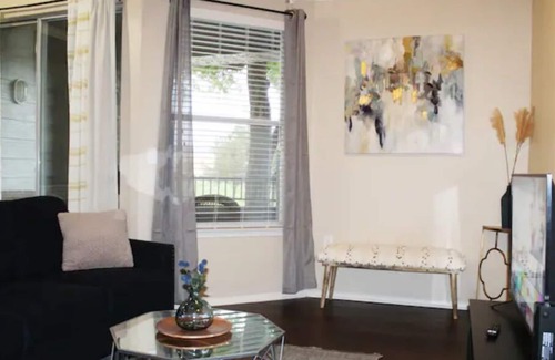 Las Colinas House | New * Lovely 2 bedroom suite with a Private Garage
