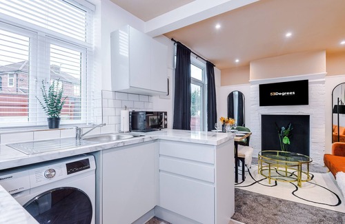 Droylsden House | New! Lovely 4 Bed Home with Parking and Garden