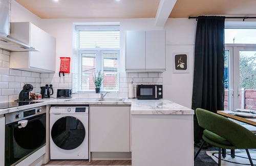 Droylsden House | New! Lovely 4 Bed Home with Parking and Garden