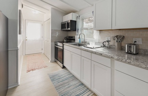 Colonial Beach House | NEW Lovers' Lake View Oasis