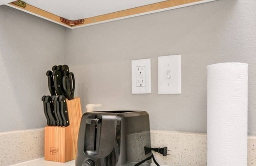 Spring Branch West Apartment | NEW Luscious Yellow Apartment
