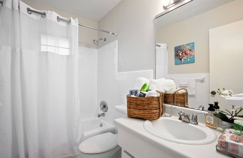 Northeast Orlando Apartment | New LuxattheWin w/free parking, Walking and Golfing