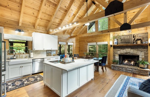 Sapphire Cabin | New Luxe Lodge-3KingEnsuites-Lake/resort Access