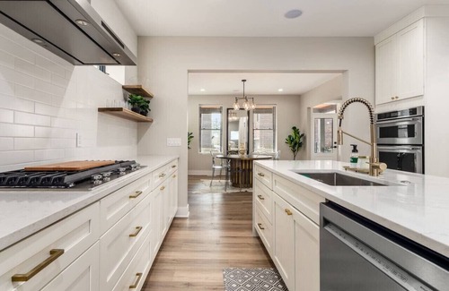 Downtown Columbus House | New Luxe Reno W/Hot Tub & Roof Top Terrace!