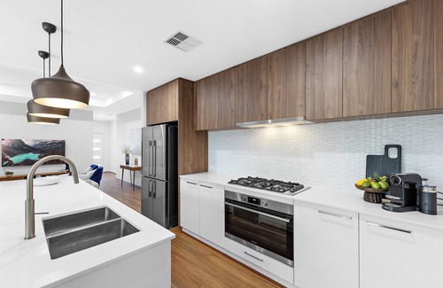 Victoria Park House | New Luxe Retreat in a Prime Location. Step Free.