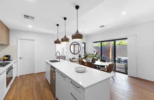 Victoria Park House | New Luxe Retreat in a Prime Location. Step Free.