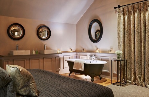 Moreton House | NEW LUXORY BARNS WITH INDOOR SWIMMING POOL ,2 barns with 4 beds