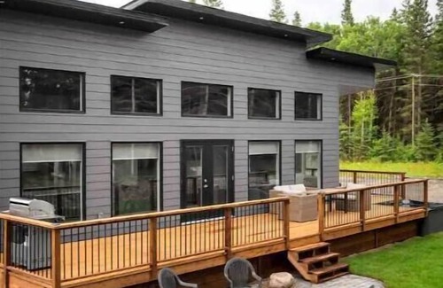 Strathclair Cabin | New luxurious 3 BR w/hot tub. Mins to Clear Lake!