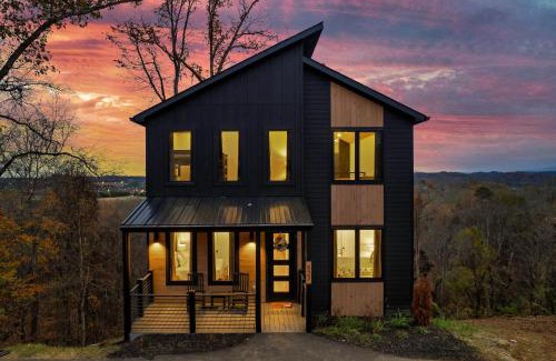 Sevierville House | New Luxurious 4Bd 5B Ensuite Cabin with Indoor Pool, HotTub, Theater and Game Room, Spring Deal