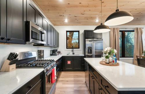 Sevierville House | New Luxurious 4Bd 5B Ensuite Cabin with Indoor Pool, HotTub, Theater and Game Room, Spring Deal