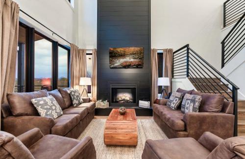 Sevierville House | New Luxurious 4Bd 5B Ensuite Cabin with Indoor Pool, HotTub, Theater and Game Room, Spring Deal