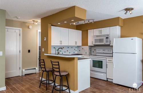 Spenard Apartment | New Luxurious and Cozy top floor Condo , wifi and close to the airport.