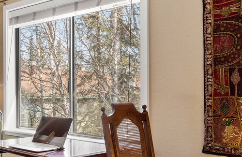 Spenard Apartment | New Luxurious and Cozy top floor Condo , wifi and close to the airport.