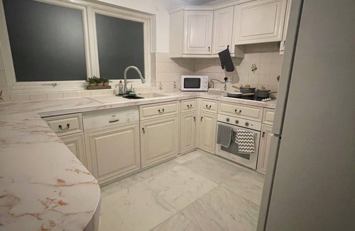 Tadworth Apartment | New luxurious and spacious guest suite in Banstead