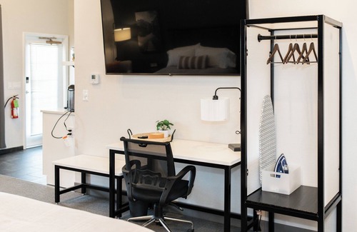 Erie Apartment | NEW Luxurious Centrally Located Getaway Suite