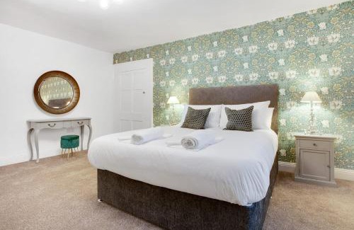 Frosterley House | NEW! Luxurious Cottage in Durham by Stay With Us, Ideal for Large Groups & Families, Hot Tub, Sleeps 10!