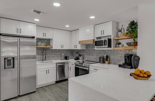 Tampa House | NEW! Luxurious HOT TUB 4 BR Home Central location BUCCS Stadium Downtown Beaches