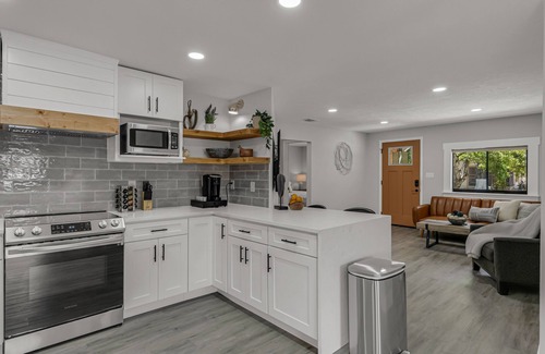 Tampa House | NEW! Luxurious HOT TUB 4 BR Home Central location BUCCS Stadium Downtown Beaches