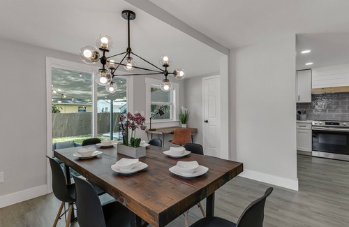 Tampa House | NEW! Luxurious HOT TUB 4 BR Home Central location BUCCS Stadium Downtown Beaches