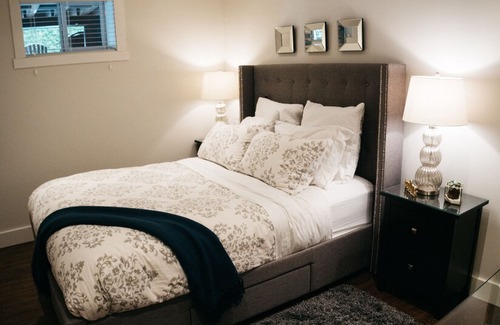 Deep Cove Apartment | NEW Luxurious, Quiet, Bright, Modern, Private Garden Suite close to Deep Cove,