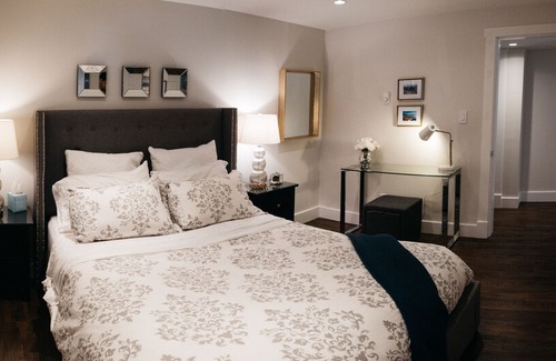 Deep Cove Apartment | NEW Luxurious, Quiet, Bright, Modern, Private Garden Suite close to Deep Cove,