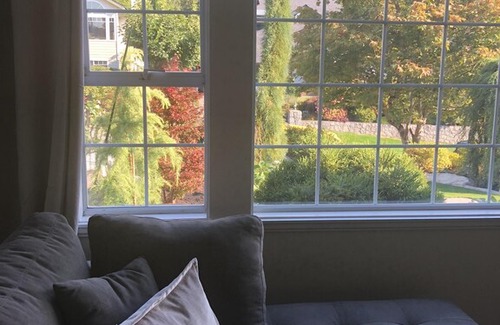 Deep Cove Apartment | NEW Luxurious, Quiet, Bright, Modern, Private Garden Suite close to Deep Cove,