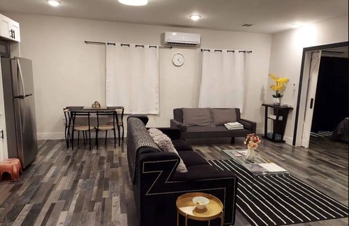 West Side Condo | New Luxury 1Bdr Apt. Free Parking & Private Backyard
