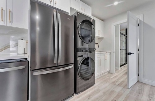 Port Dover Apartment | NEW! Luxury 1BR - 5 minutes to Port Dover Beach