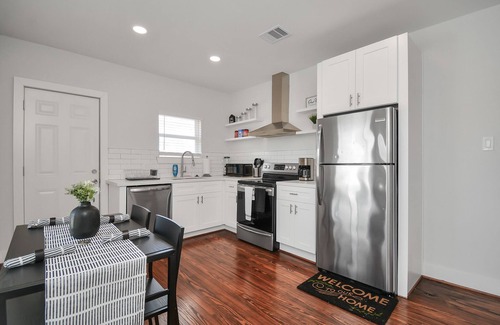 South Central Houston House | New Luxury 2/2 Central to all of Houston’s Best!