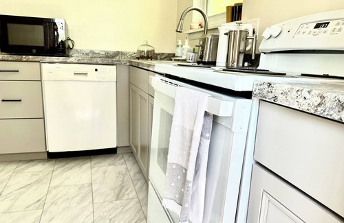 Latham House | NEW Luxury 2 bedroom Near Airport and I-87 highwayn